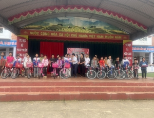 TRAO XE ĐẠP CỦA ĐOÀN GIÁO SỨ THÁNH TÂM TỈNH HÀ GIANG